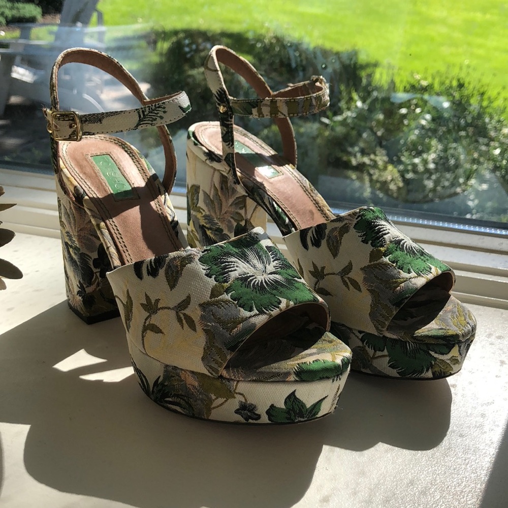 Green chunky heel sandal!